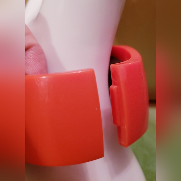 VINTAGE Avon Red/Orange Acrylic 60s Mod Style Cuff Bracelet Watch - Picture 5 of 7